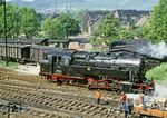 95 0027 (Bw Probstzella) war langjähriger Gast in Saalfeld. Hier fährt sie an den Bahnsteig, um einen Sonderzug zu übernehmen. (28.05.1981) <i>Foto: Wolfgang Bügel</i>