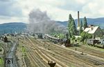 95 0027 dampft mit Sonderzug D 24406 aus Saalfeld. Wer heute von der Bundesstraße 85 in den Bahnhof schaut, wird neben dem Stellwerk auch eine Menge an Gleis- und Weichenverbindungen vermissen. (28.05.1981) <i>Foto: Wolfgang Bügel</i>