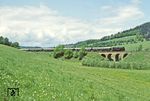 Mit dem Pullman-Sonderzug rollt 95 0027 bei Rottenbach talwärts. (28.05.1981) <i>Foto: Wolfgang Bügel</i>