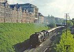 01 2118 fährt mit Sonderzug D 24404 an der ansehnlichen Gründerhauszeile der Friedrich-Engels-Straße in Pößneck vorbei. (28.05.1981) <i>Foto: Wolfgang Bügel</i>