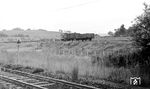 Unmittelbar neben dem Grenzverlauf in Ellrich befand sich auf der Seite der DDR eine Industriebahn, die den Streckenrest der ehemaligen Kleinbahn Ellrich-Zorge nutzte, um die dort befindlichen Sandgruben verkehrstechnisch zu erschließen. Die gesamten Einrichtungen (Fahrzeugpark und Sandabbauanlage) firmierten unter der Bezeichnung „VEB Vereinigte Gießereisandwerke Nudersdorf, Ellrich Block II“. Eingesetzt wurde die zweiachsige Werklok Nr. 1 vom Typ V22B, die 1968 von LKM mit der Fabrik-Nr. 262130 gebaut wurde. Im Vordergrund verläuft das Streckengleis Walkenried - Ellrich. (19.06.1972) <i>Foto: Johannes Glöckner</i>