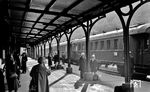Bahnsteigszene in Altenbeken. (20.06.1972) <i>Foto: Johannes Glöckner</i>