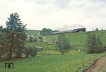 01 0521 mit P 3025 auf dem hohen Damm bei Wolfsgefärth zwischen Gera und Weida. Hinter dem Damm liegt das Tal der weißen Elster nahe Wünschendorf. (29.05.1981) <i>Foto: Wolfgang Bügel</i>