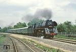 01 0521 mit P 3025 nach Saalfeld kurz hinter Weida am Abzweig nach Mehltheuer. Der Zug wird aber gleich auf das vordere Streckengleis Richtung Triptis wechseln. (29.05.1981) <i>Foto: Wolfgang Bügel</i>
