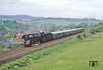Über den Dächern von Pößneck strebt 01 0521 mit P 3025 dem nächsten Halt in Krölpa-Ranis entgegen. (29.05.1981) <i>Foto: Wolfgang Bügel</i>