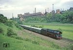 Vor der Kulisse der Maxhütte rollt 01 0521 vor P 3025 Saalfeld entgegen. (29.05.1981) <i>Foto: Wolfgang Bügel</i>