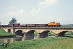 Eigentlich sollte hier ein erneutes Bild der 01 0521 vor P 3023 entstehen. Nach einiger Wartezeit tauchte aber 105 054 mit einem Übergabezug auf der Elsterbrücke bei Bad Köstritz auf, ein sicheres Zeichen, dass der Dampfzug wohl schon durch war. (30.05.1981) <i>Foto: Wolfgang Bügel</i>