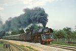 01 0513 mit P 3025 bei Weida. Etwas überraschend unterstützte sie am Zugschluss 44 0689. (30.05.1981) <i>Foto: Wolfgang Bügel</i>