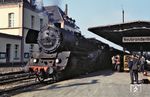 Zahlreiche britische Eisenbahnfreunde bevölkern den Bahnsteig in Neubrandenburg, an dem die Stralsunder 03 1075 zum Halten gekommen ist. (09.1969) <i>Foto: Robin Fell</i>