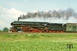 Während im Westen dem Aufstand des 17. Juni 1953 gedacht wurde, dampfte 01 0520 auf der anderen Seite an einem normalen Werktag mit P 3003 durchs Saaletal. (17.06.1981) <i>Foto: Wolfgang Bügel</i>