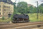 99 1740 wartet in Freital-Potschappel vor dem Gebäude der "VEB Sächsische Porzellan-Manufaktur Dresden" auf den Transport ins RAW Görlitz-Schlauroth. Beachtenswert ist auch der direkte Schienenzugang über die Rampe auf den Transportwagen. Die 1973 bei der DR ausgemusterte Lok kam als Heizlok zum VEB Glaswerk Coswig und wurde im Mai 1984 in Sörnewitz zerlegt. (17.06.1971) <i>Foto: Wolfgang Bügel</i>