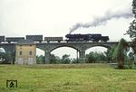 Was aussieht wie eine arbeitende Schiebelok sind lediglich Rangierarbeiten, die 52 8130 am Ng 60302 auf dem Haselbachviadukt am Bahnhof Bischheim-Gersdorf ausführt. (18.06.1981) <i>Foto: Wolfgang Bügel</i>
