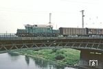 Die Engelsdorfer 254 052-4 (E 94 052) mit einem Güterzug auf der Elbebrücke in Dresden. (20.06.1981) <i>Foto: Wolfgang Bügel</i>