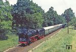 50 849 fungierte hier als Schlusslok am DMV-Sonderzug. Das "Organ des Zentralkomitees der Sozialistischen Einheitspartei Deutschlands" (Neues Deutschland) vermeldete zu diesem Tag: "Gruß den Eisenbahnern der Republik zu ihrem diesjährigen Ehrentag - Zentralkomitee der SED dankt für gute Ergebnisse im sozialistischen Wettbewerb: Das Zentralkomitee der Sozialistischen Einheitspartei Deutschlands übermittelt Euch, den Frauen, Männern und Jugendlichen der Deutschen Reichsbahn, zu Eurem Ehrentag herzliche Grüße und Glückwünsche..." (20.06.1981) <i>Foto: Wolfgang Bügel</i>