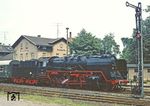 Kurzer Halt des Sonderzuges im Bahnhof Pulsnitz. Zuglok 50 849 wurde am 25.01.1941 in Dienst gestellt und ist hier als DR-Traditionslok des Bw Reichenbach (Vogtl) im Einsatz. (20.06.1981) <i>Foto: Wolfgang Bügel</i>