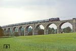86 001 mit dem DMV-Sonderzug auf dem Putzkauer Viadukt auf der Bahnstrecke Neukirch West – Bischofswerda in der südlichen Oberlausitz, die einst als Verbindungsbahn zwischen den Strecken Bautzen – Bad Schandau und Görlitz – Dresden erbaut worden war. (20.06.1981) <i>Foto: Wolfgang Bügel</i>