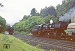 Im Wald bei Dresden-Klotzsche begegnen sich an einem regnerischen Sommertag die Kamenzer 52 8062 und die bergwärtsfahrende Kamenzer Schwesterlok 52 8109. (21.06.1981) <i>Foto: Wolfgang Bügel</i>