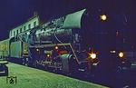 Vor P 8048 nach Rottenbach wartet 44 0115 im nächtlichen Saalfeld auf Ausfahrt. (05.09.1981) <i>Foto: Wolfgang Bügel</i>