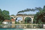 01 2118 mit einem DMV-Sonderzug auf dem großen Viadukt über das Ilmtal am Freibad in Stadtilm.  (05.09.1981) <i>Foto: Wolfgang Bügel</i>