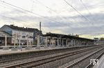 Zitat aus der DB-Presseerklärung: "Im Rahmen der 'Modernisierungsoffensive (MOF) 2' wird der Hauptbahnhof in Solingen umfassend erneuert und barrierefrei gestaltet: Die Bahnsteige werden mit einem taktilen Leitsystem versehen und für einen stufenfreien Zugang zu den Zügen erhöht. Zusätzlich wird der Bahnhof unter anderem mit einem neuen Wegeleitsystem sowie neuen Wetterschutzhäusern und Bahnsteigdächern ausgestattet. Die Bahnsteigkanten des Hausbahnsteigs werden am Gleis 1 auf einer Länge von 405 Metern erhöht sowie die Bahnsteigkanten des Mittelbahnsteigs am Gleis 3 auf 405 Metern Länge und am Gleis 8 auf 320 Metern Länge. Mit zukünftig 76 Zentimetern Höhe ist dann ein stufenfreier Einstieg in die Züge möglich." Bleibt die Frage, warum man ausgerechnet kurz vor dem Winter das Dach abreißen muss... (04.11.2015) <i>Foto: Joachim Bügel</i>