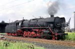 44 2398 war eine von drei Heizloks, die Ende der 1980er Jahre noch im Bw Leipzig-Engelsdorf im Einsatz standen. Die 1941 bei Henschel in Kassel gebaute Lok hatte Ende 1986 ihr Mitteltriebwerk eingebüßt und war hier nur noch als Zweizylinderlok unterwegs.  (13.08.1988) <i>Foto: Andreas Höfig</i>