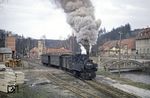 Auf dem Weg nach Straßberg verlässt 99 5902 mit P 14456 den Bahnhof Silberhütte. Die Brücke über die Selke gab es schon 1826. Um 1900 wurde sie durch diese damals hochmoderne Betonbogenbrücke ersetzt. Nach gut 100 Jahren wurde sie 2002 abgerissen. (01.04.1972) <i>Foto: Robin Fell</i>