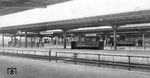 Der Bahnhof Friedberg liegt an der Main-Weser-Bahn Kassel - Gießen - Frankfurt. Das ursprüngliche Empfangsgebäude stammte aus dem Jahr 1850, wurde aber durch den Anschluss weiterer Bahnen nach Hanau, Mücke und Bad Homburg für den zunehmenden Verkehr zu eng. Der Neubau des erweiterten Bahnhofs erfolgte etwa einen halben Kilometer südlich des alten Gebäudes. In der Nacht vom 9. auf den 10. August 1913 wurde der zweite Friedberger Bahnhof in Betrieb genommen und der erste aufgegeben.  (1913) <i>Foto: RVM-Archiv</i>