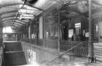 Der Bahnhof München-Pasing liegt im Westen Münchens an der Bahnstrecke München–Augsburg. Die erste Station wurde am 7. Oktober 1840 als Haltepunkt mit zwei Holzhäuschen errichtet, 1873 ging mit Bau einer weiteren Bahnstrecke von München in Richtung Westen nach Buchloe ein neues, größeres Empfangsgebäudes in Betrieb, welches von Georg Friedrich Seidel geplant und heute noch genutzt und unter Denkmalschutz steht. Zwischen 1951 und 1958 wurde im Rahmen weiterer umfangreicher Kapazitätsausweitungen das gesamte Gleisfeld um rund 60 Meter nach Norden verschoben und rund zwei Meter höher gelegt. Die alten Bahnsteige wurden entfernt beziehungsweise erneuert. Das Bild zeigt noch den alten Zustands des Bahnhofs Pasing. (1952) <i>Foto: Georg Steidl</i>