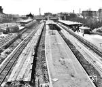 Nach dem Zweiten Weltkrieg wurde der Verkehr am Bahnhof Berlin Gesundbrunnen schrittweise wieder aufgenommen. Bereits ab dem 13. August 1945 verkehrten auch S-Bahn-Züge wieder von der Kremmener, Stettiner und Nordbahn über den Bahnhof Berlin Gesundbrunnen – jedoch nur bis zum Stettiner Fernbahnhof, da der Nord-Süd-Tunnel unter Wasser stand. Nach dem Eisenbahnerstreik in West-Berlin 1949, der auch große Auswirkungen auf den Bahnbetrieb in der DDR hatte, war die DDR mit der Einrichtung von Umleiterverkehren um West-Berlin bemüht, den Fernverkehr der DDR aus West-Berlin herauszunehmen. Immer mehr Züge wurden zu Bahnhöfen des Ostsektors geleitet, sodass die Fernbahnhöfe in West-Berlin langsam ihrer Züge beraubt wurden und stillgelegt werden konnten. Dieses Schicksal erfuhr auch der Bahnhof Berlin Gesundbrunnen, wie dieses Bild nach der Demontage der Fernbahngleise am mittleren Bahnsteig zeigt. (1952) <i>Foto: Slg. Erich Preuß</i>