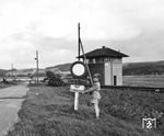 Der Bahnhof Herleshausen war nach 1945 stark von der Deutschen Teilung zwischen der DDR und der Bundesrepublik Deutschland betroffen. Als Drehscheibe von Schmugglern und Fluchthelfern wurde der Bahnverkehr auf der Strecke Bebra - Eisenach scharf überprüft. Personenzüge nach Gerstungen wurden am Bahnhof Wartha verschlossen, um das Abspringen im hessischen Gebiet um den Bahnhof Herleshausen zu verhindern. 1952 wurde der Personenverkehr nach Eisenach eingestellt. Am 13. April 1962 wurde eine Strecke von Förtha nach Gerstungen eingeweiht, die das bundesdeutsche Gebiet um Herleshausen umging. Der Dornrösenschlaf des Bahnhofs wurde erst mit der deutschen Wiedervereinigung beendet. Das Stellwerk "Ho" befand sich unmittelbar an der Grenze, der Bahnübergang mit der Straße nach Eisenach endete dort im Nichts. (1956) <i>Foto: Helmut Först</i>