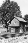 Das Wärterstellwerk "Hw", das in der Ausfahrt des Bahnhofs Herleshausen in Richtung Gerstungen stand und gleichzeitig eine Schranke an einem heute nicht mehr existenten Weg an der Bahnhofsstraße bediente. (04.1985) <i>Foto: Frank Lüdecke</i>