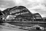 Im Zweiten Weltkrieg wurden bei den Luftangriffen auf Koblenz das Bahnhofsgebäude und die Gleisanlagen schwer beschädigt. Der Wiederaufbau begann ab 1949 in vereinfachter Form. Der Hauptbahnhof verlor die Hallenkonstruktion über den Bahnsteigen sowie das Turmgebäude (hinter der Halle sichtbar). Die Nachbauten wurden, anders als das historische Original, nur vereinfacht und ohne die Verzierungen errichtet. Über den Bahnsteigen wurden 1953 funktionale Dächer angebracht.  (1947) <i>Foto: Fischer</i>