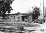 Der Haltepunkt Jena-Zwätzen liegt an der Bahnstrecke Camburg - Saalfeld zwischen Porstendorf und Jena Saalbahnhof. Das alte Gebäude musste allerdings der Modernisierung des Haltepunktes weichen und hat heute ein "Allerweltsgesicht" mit einem Wartehäuschen bekommen. (07.1973) <i>Foto: Erich Preuß</i>