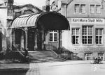 Der Bahnhof Karl-Marx-Stadt Mitte (heute: Chemnitz Mitte) liegt an der Bahnstrecke Dresden - Chemnitz - Werdau. Das stattliche Bahnhofsgebäude ist heute noch vorhanden, wenn auch ohne den Baldachin. Über Jahre dem Verfall preisgegeben, beherbergt das Bahnhofsgebäude seit 2022 die Harley-Davidson-Filiale Chemnitz und wurde hervorragend restauriert. (1968) <i>Foto: Erich Preuß</i>