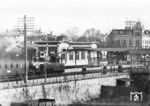 Am Gleis 3 im Bahnhof Kötzschenbroda wird ein Vorortzug nach Dresden erwartet, der mit einer sächsischen IV T (Baureihe 71³) bespannt, gerade einfährt. Der Bahnhof entstand 1840 beim Bau der ersten deutschen Ferneisenbahnverbindung von Leipzig nach Dresden, zunächst nur als Haltepunkt. 1871 wurde er zum Bahnhof mit Güterverkehrsanlagen an der neuen Güterhofstraße südlich der Gleisanlagen ausgebaut. Im Zuge des viergleisigen Ausbaus des Streckenabschnitts Dresden-Neustadt—Coswig erfolgte 1896 ein nochmaliger Umbau. Die niveaugleiche Straßenkreuzung konnte durch Hochlegung der Gleise und Einbau von Brücken aufgegeben werden, zudem wurde ein neues Empfangsgebäude errichtet. Mit der Eingemeindung von Kötzschenbroda nach Radebeul erhielt der Bahnhof im Mai 1935 die Bezeichnung Radebeul-Kötzschenbroda, die im Mai 1941 in Radebeul West geändert wurde. Seit 15.12.2013 heißt er wieder Radebeul-Kötzschenbroda.  (1902) <i>Foto: RVM-Archiv (Hoxhold)</i>