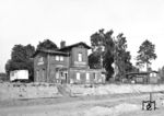 Der Bahnhof Langhagen an der Strecke von Neustrelitz nach Warnemünde, die auch den Namen "Lloydbahn" trug, der auf den Deutsch-Nordischen Lloyd zurückging, der die auch als Neustrelitz-Warnemünder Eisenbahn bekannte Strecke errichtete und in den Anfangsjahren betrieb. Der Bahnhof verfügte zu DDR-Zeiten neben den beiden Gleisen der Hauptstrecke noch über ein Ausweichgleis, zwei Bahnsteiggleise und ein Ladegleis. Zudem gab es ein Anschlussgleis zu einem großen Kieswerk, welches sich südlich des Bahnhofes auf beide Seiten des Bahndammes erstreckte. (22.07.1959) <i>Foto: Slg. Erich Preuß</i>