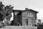 Traurige Berühmtheit erlangte der Bahnhof Langhagen, als am 01.11.1964 ein mit Kies beladener Güterzug auf einem Überholungsgleis ein Halt zeigendes Signal überfuhr und auf dem Prellbock landete. Durch die Wucht des Aufpralls des über 1000 Tonnen schweren Kieszuges wurde der erste Wagen senkrecht nach oben gedrückt. Als ein Schnellzug auf dem durchgehenden Hauptgleis die Unfallstelle passierte, stürzte der hochgestellte Wagen in den vorbeifahrenden Zug. Bei der Kollision wurden drei Schnellzugwagen total zerstört, drei weitere schwer beschädigt. 44 Menschen kamen ums Leben und 70 weitere wurden teilweise schwer verletzt. (22.07.1959) <i>Foto: Slg. Erich Preuß</i>