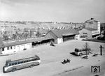 Der Bahnhof Lauffen (Neckar) ist ein Bahnhof an der sog. Frankenbahn von Stuttgart nach Heilbronn. Von 1896 bis 1995 war der Bahnhof auch Ausgangspunkt der inzwischen stillgelegten Zabergäubahn nach Leonbronn. Das Bahnhofsgebäude von 1952 wurde 1998 abgebrochen und durch ein privates Bürogebäude ersetzt. Im Neubau hatte der Fahrdienstleiter weiterhin einen Raum. Ein Nachbarraum wurde von der DB für das Reisezentrum angemietet, aber mit Übernahme des Reiseverkehrs durch Abellio und GoAhead zum 15.12.2019 geschlossen. Auf dem Vorplatz steht ein Omnibus und Anhänger des Omnibusunternehmers Ernesti aus Cleebronn. Dieser bediente im Auftrag der DB seit 1950 die Bahnbuslinie im Zabergäu. Zum 01.07.2018 wurde der Bahnbusverkehr aufgegeben. (1959) <i>Foto: Willi Doh</i>