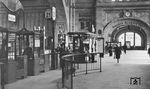 Blick auf den Querbahnsteig des Leipziger Hauptbahnhofs, der mit einer Grundfläche von 83640 m² der flächenmäßig größte Kopfbahnhof Europas ist.  (10.06.1932) <i>Foto: RVM</i>
