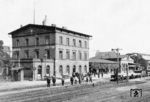 Mönchengladbach wechselte zwischen 1888 und 1960 mehrfach seinen amtlichen Namen. Im Mai 1951 wurde der Name der Stadt München-Gladbach in Mönchen-Gladbach unter Beibehaltung der Schreibweise M Gladbach geändert. Der Bahnhof M Gladbach führte bereits 1928 den Zusatz "Hbf". Zum Fahrplanwechsel am 26. Mai 1963 wurde die amtliche Schreibweise in Mönchengladbach Hbf geändert. Den Zustand des Bahnhof mit dem von 1851 bis 1908 ersten Empfangsgebäude zeigt diese Aufnahme in der damals gültigen Schreibweise M. Gladbach.  (1907) <i>Foto: RVM-Archiv</i>