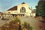 Das nach der Zerstörung im Zweiten Weltkrieg wiederaufgebaute Empfangsgebäude des Mönchengladbacher Hauptbahnhofs. (1960) <i>Foto: Fischer</i>