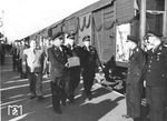 Der "Zug der guten Taten" in Magdeburg Hbf. Dieser wurde von den "Werktätigen des Verkehrswesens" zu Ehren des 10. Geburtstages der DDR am 07.10.1959 in einer festlichen Veranstaltung am Bahnhof Berlin-Friedrichstraße der DDR-Regierung übergeben. Derartige Metaphern wurden bemüht, damit sich die DDR-Führungsriege in Erfolgsmeldungen in Form von Sonderschichten, Planübererfüllung zu bestimmten Anlässen sonnen konnte.  (02.10.1959) <i>Foto: Historische Sammlung der Deutschen Bahn AG</i>