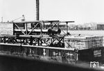 Nach dem Potsdamer Abkommen, das besagte, dass alle Kriegsbetriebe zu demontieren seien, fiel auch das Ausbesserungswerk Dessau unter diese Bestimmung, da im Werk Teile für die Junkersflugzeuge gefertigt wurden. 1946 begann die Demontage im Werk mit dem Abbau der elektrischen Zugbeförderung. Die im Werk eingerichtete Demontageaufsicht ließ 85 Prozent der Ausrüstung abbauen und in die Sowjetunion versenden. Darunter fielen unter anderem Lokhebekräne, Radsatzdrehmaschinen und Stromerzeugungsanlagen. Zu guter Letzt wurden auch die verbliebenen Elektrolokomotiven gesammelt, zu Lokzügen zusammengestellt und ebenfalls abtransportiert. Die Demontage endete nach 9 Monaten am 31. Dezember 1946. (1946) <i>Foto: Slg. Erich Preuß</i>