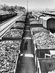 Gemäß dem Potsdamer Abkommen vom Juli 1945 waren die Besatzungsmächte in Deutschland berechtigt, Reparationen in ihren jeweiligen Zonen geltend zu machen und diese nach eigenem Dafürhalten einzutreiben. Keine Besatzungsmacht hat hiervon so ausgiebig Gebrauch gemacht wie die im Krieg schwer zerstörte UdSSR. Die weitreichenden Demontagen von Industrieanlagen, Entnahmen aus der laufenden Produktion, die Gründung von Sowjetischen Aktiengesellschaften auf besetztem deutschen Boden, nicht zuletzt der legendäre Rückbau der Eisenbahninfrastruktur und deren Abtransport in die Sowjetunion kennzeichneten die ersten Nachkriegsjahre in der SBZ stark. Zwei- und mehrgleisige Strecken wurden – bis auf wenige Ausnahmen wie z.B. die Strecke Berlin – Frankfurt (Oder) – auf eingleisigen Betrieb reduziert. Es bedurfte der bisweilen jahrzehntelangen Improvisation, den Betrieb halbwegs aufrecht erhalten zu können. Spuren dieser Demontagen sind bisweilen bis zum heutigen Tag im Eisenbahnbetrieb in den neuen Bundesländern zu bemerken. Das stark reduzierte Netz hatte zwischen 1945 und 1955 enorme zusätzliche Transportaufgaben abzuwickeln, namentlich die Reparationstransporte für die Besatzungsmacht. Auf die Pünktlichkeit und Zuverlässigkeit dieser Transporte legten die sowjetischen Stellen höchsten Wert: Die Deutsche Reichsbahn hatte speziell für diesen Zweck reservierte Züge aus dem besten noch vorhandenen Material an Lokomotiven und Waggons zusammenzustellen und der Besatzungsmacht stets einsatzbereit zur Verfügung zu halten. Die Reparationszüge verließen das Gebiet der SBZ über mehrere Übergangsstellen, unter denen Frankfurt (Oder) einen herausragenden Platz einnahm, denn die Oderstadt bildete den ersten deutschen Transitpunkt der kürzesten und leistungsfähigsten Ost-West-Strecke zwischen Brest und Berlin. Die Kolonnenzüge durchquerten polnisches Territorium auf mehreren Korridorstrecken und erreichten im ehemaligen Ostpreußen sowie auf den Bahnhöfen an der neu gezogenen polnischen Ostgrenze das Gebiet der UdSSR. Deutsche Eisenbahner also befuhren im Dienste der Siegermacht bereits 1945 wieder jene Strecken, die kurz zuvor noch als Rückgrat der Kriegführung an der Ostfront gedient hatten (Quelle: Prof. Dr. Werner Benecke). (1948) <i>Foto: RBD Berlin</i>