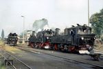 Der Bahnhof Mügeln als Betriebsmittelpunkt des sogenannten „Mügelner Netzes“ galt einst als der größte Schmalspurbahnhof Europas. Im dortigen Bahnbetriebswerk haben sich 99 1564, 1542 und 99 1584 versammelt. (19.04.1988) <i>Foto: Andreas Höfig</i>