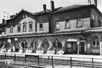 Das alte Empfangsgebäude des Bahnhofs Solingen-Ohligs (heute Solingen Hbf). Im Zuge der Modernisierungsoffensive der BD Wuppertal musste dieses, wie auch die alten Bahnhofsgebäude von Opladen und Leverkusen-Schlebusch einem modernen Zweckbau weichen. (1935) <i>Foto: RBD Wuppertal (Eckler)</i>