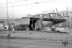 Abriss der alten Werlebrücke in der östlichen Bahnhofsausfahrt von Wuppertal-Oberbarmen im Zuge der Elektrifizierung der Bergisch-Märkischen Strecke zwischen Köln und Dortmund. Im Hintergrund ist vor der Endhaltestelle der Schwebebahn die Rampenauffahrt der damals noch von O-Bus befahrenen Brücke zum Höfen zu sehen.  (10.02.1962) <i>Foto: BD Wuppertal (Säuberlich)</i>