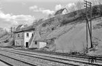 Der Bahnhof Marienheide mit dem Fahrdienstleiter-Stellwerk "Mf". Von besonderer Bedeutung war hier immer die Absicherung des Hanges am Bockelsburger Weg zur Eisenbahn hin, der häufig nach schweren Regenfällen Probleme bereitete. Anfang der 1960er Jahre sanierte dei BD Wuppertal die Hangbefestigung, was den Direktionsfotografen wohl veranlasste, dies zu dokumentieren. (02.1962) <i>Foto: BD Wuppertal (Säuberlich)</i>