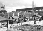 Bei den Luftangriffen auf München im Zweiten Weltkrieg erlitt nicht nur der Hauptbahnhof schwere Schäden, sondern auch der benachbarte Starnberger Flügelbahnhof. Vom 16. Mai bis zum 16. August 1949 wurde die einsturzgefährdete Bahnsteighalle erst gesprengt und dann die restlichen Gebäuderuinen abgerissen, um einen Wiederaufbau zu ermöglichen. Den Neuanfang nach dem Krieg markierte ab Mai 1950 der Neubau des Starnberger Flügelbahnhofs nach Plänen von Heinrich Gerbl, der insbesondere für seine im neoklassizistischen Stil der Architektur im Nationalsozialismus gestaltete monumentale Pfeilerhalle kritisiert wurde. (17.09.1949) <i>Foto: BD München (Steidl)</i>