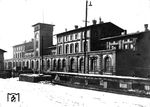 Im Zuge der einsetzenden Verstaatlichung der Eisenbahnen Ende des 18. Jahrhunderts wurde die Bündelung von Strecken und die Einrichtung von Zentralbahnhöfen möglich. In Oberhausen entstand nach der Zusammenlegung der Bergisch-Märkische und Köln-Mindener Bahnhöfe 1888 ein neuer Bahnhof mit einem repräsentativen Bahnhofsgebäude mit Bahnsteigtunneln. Das heutige Bahnhofsgebäude im Stil der Klassischen Moderne wurde zwischen 1930 und 1934 erbaut. In diesem Zusammenhang fand auch die Änderung der Bahnhofsbezeichnung in Oberhausen Hbf mit Wirkung vom 27. Januar 1934 statt.  (1928) <i>Foto: RVM-Archiv</i>